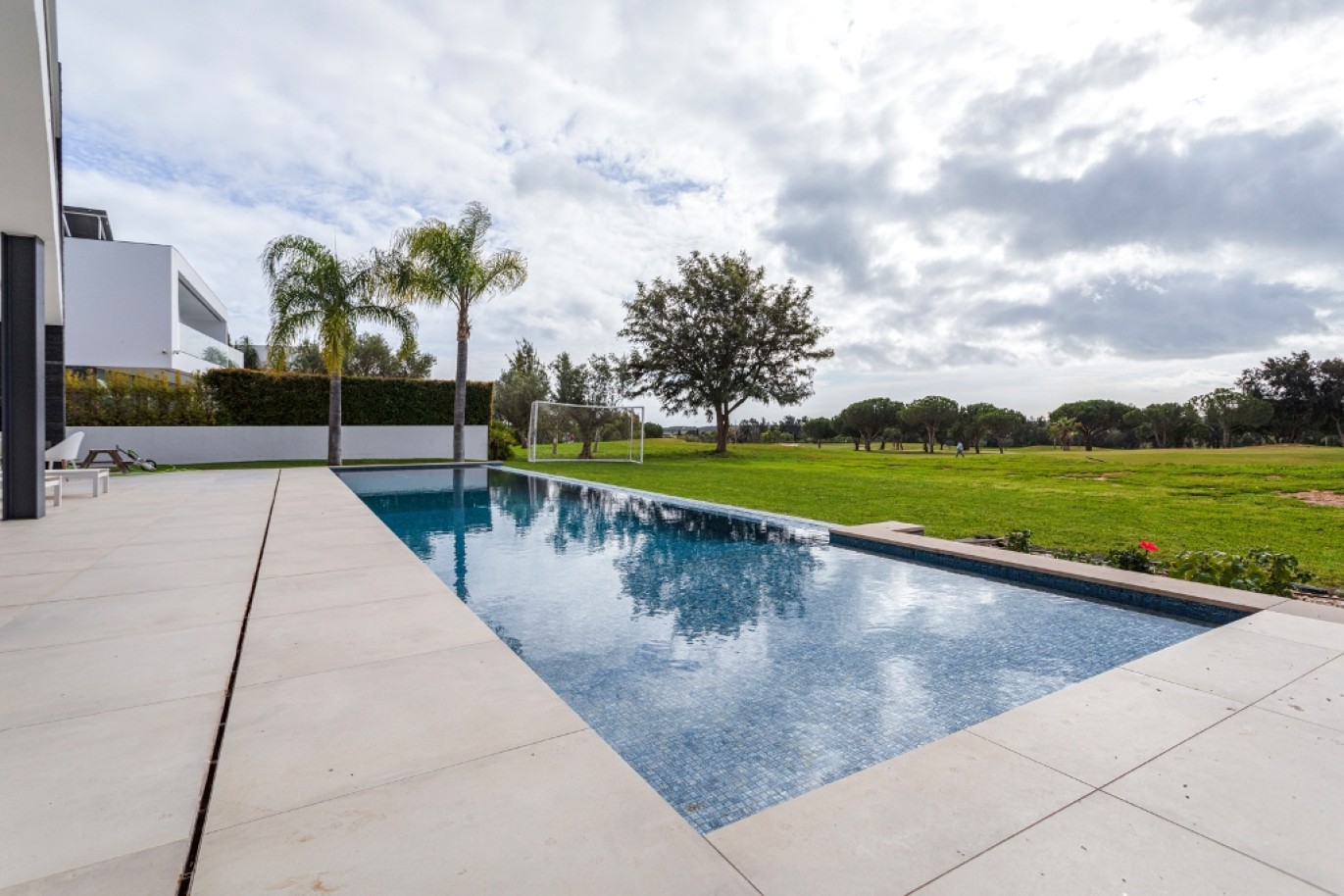 Moderna villa de 5 dormitorios con piscina, en venta en Vilamoura, Algarve_253630