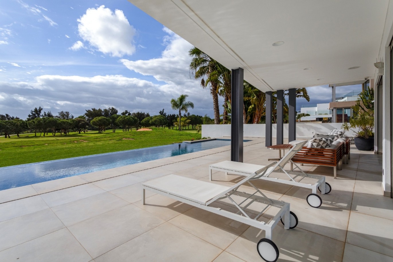 Moderne Villa mit 5 Schlafzimmern und Pool, zu verkaufen in Vilamoura, Algarve_253631