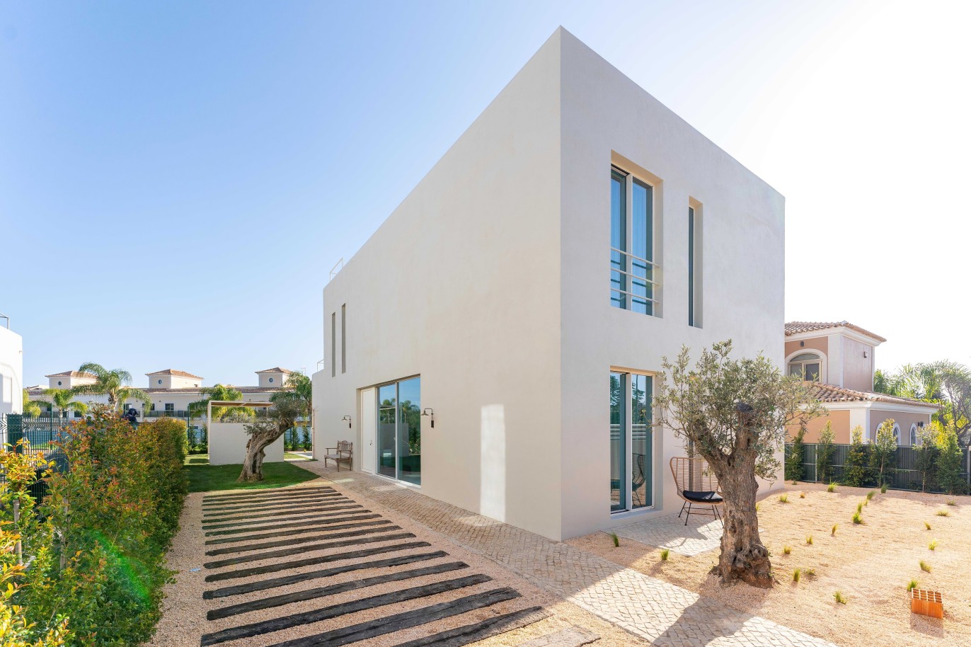 Fantastic modern villa for sale in the center of Santa Bárbara de Nexe, Algarve_254545