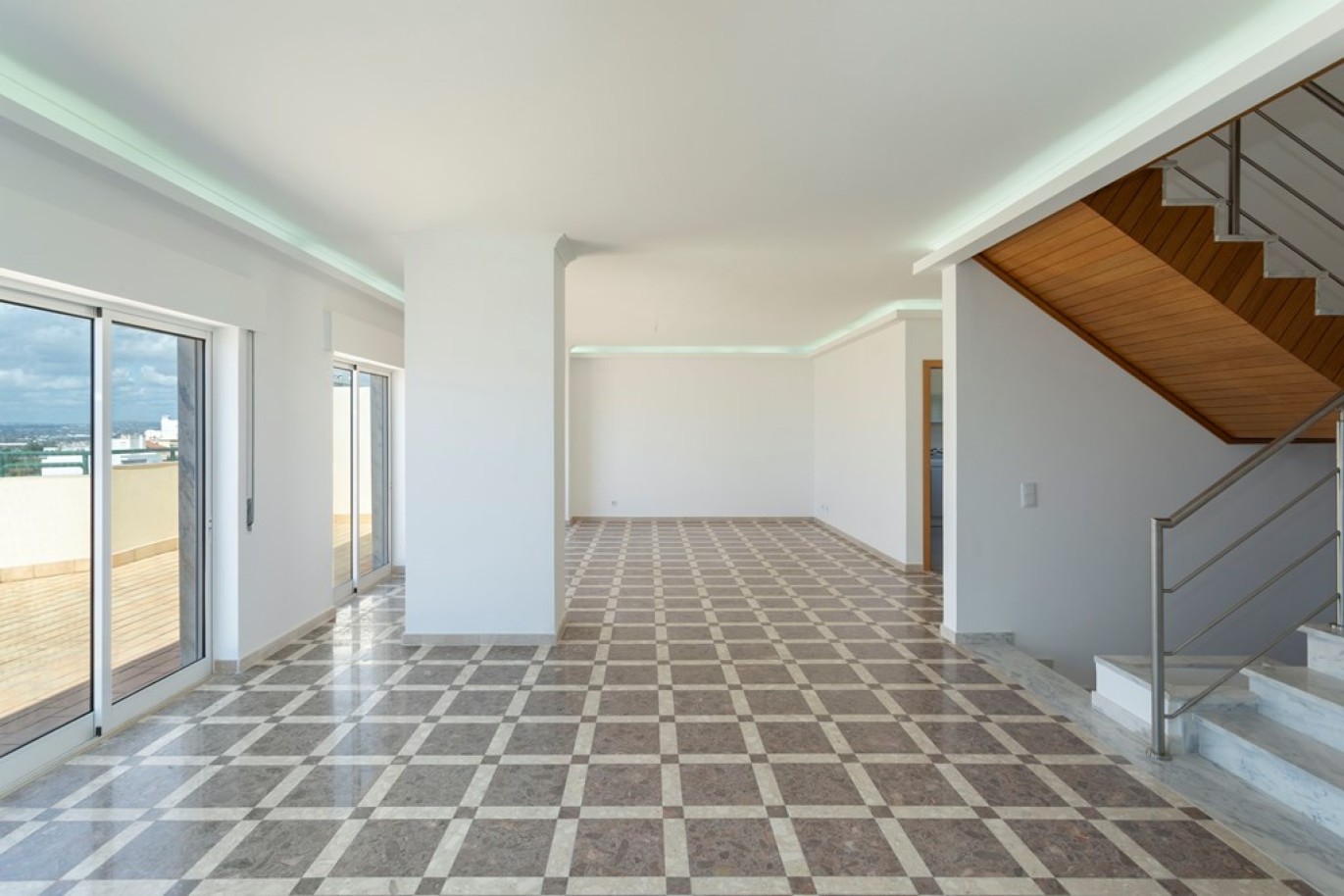 Fantástico ático de 5 dormitorios en venta en Faro, Algarve_256712