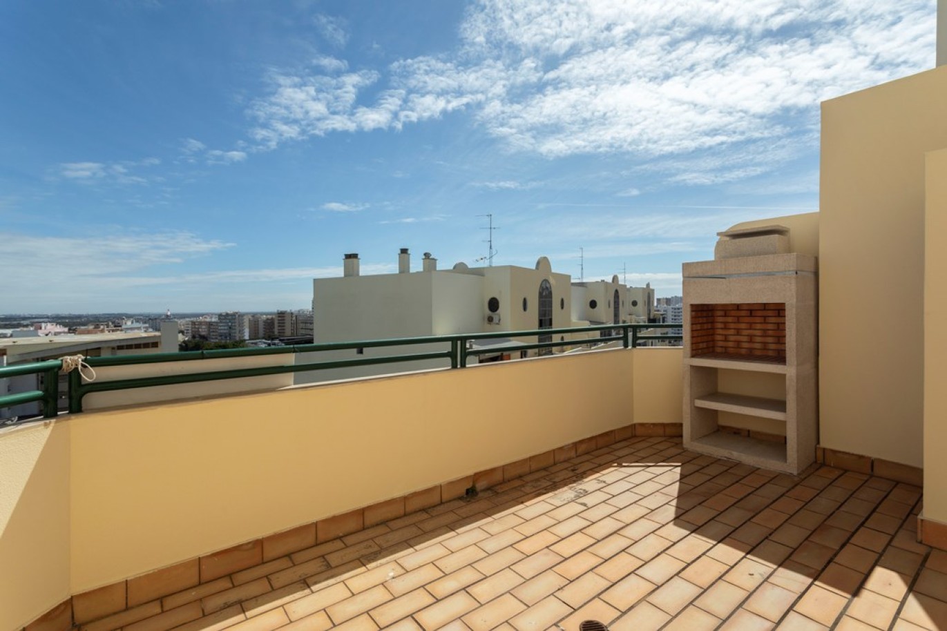 Fantástico ático de 5 dormitorios en venta en Faro, Algarve_256862