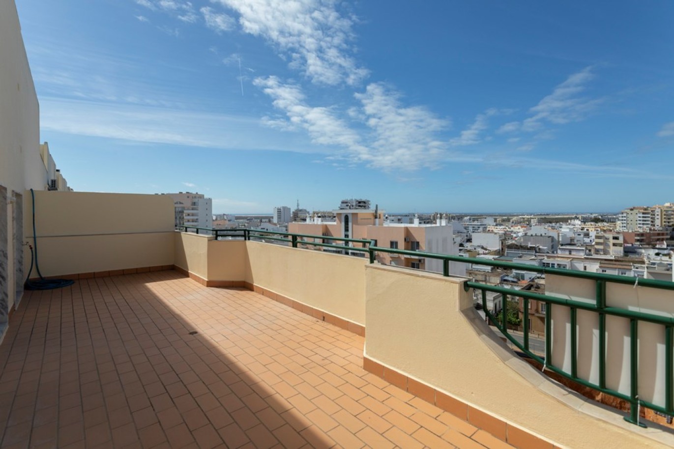Fantástico ático de 5 dormitorios en venta en Faro, Algarve_256863