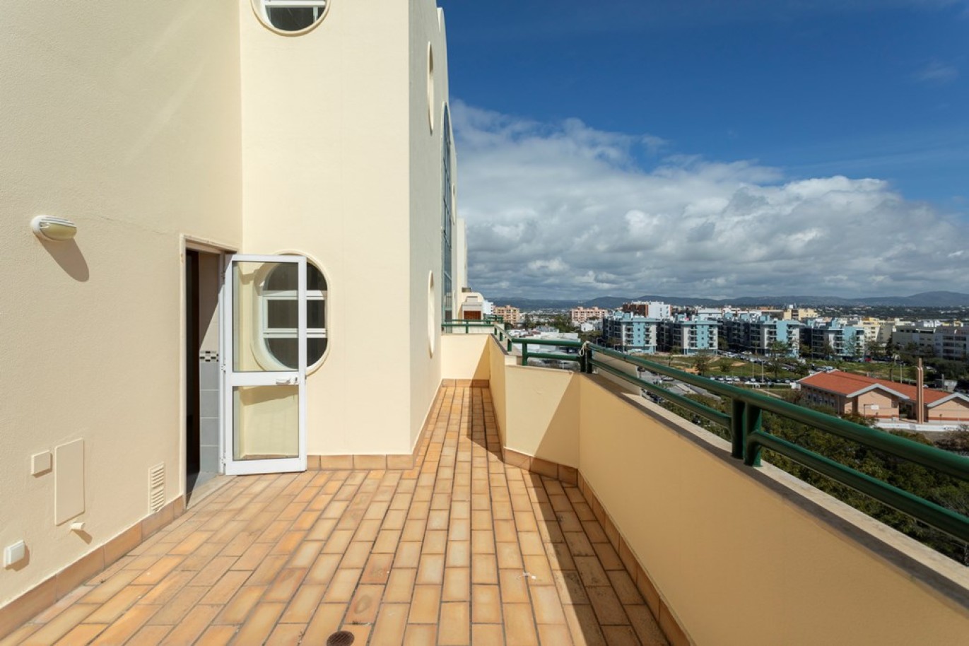 Fantástico ático de 5 dormitorios en venta en Faro, Algarve_256864