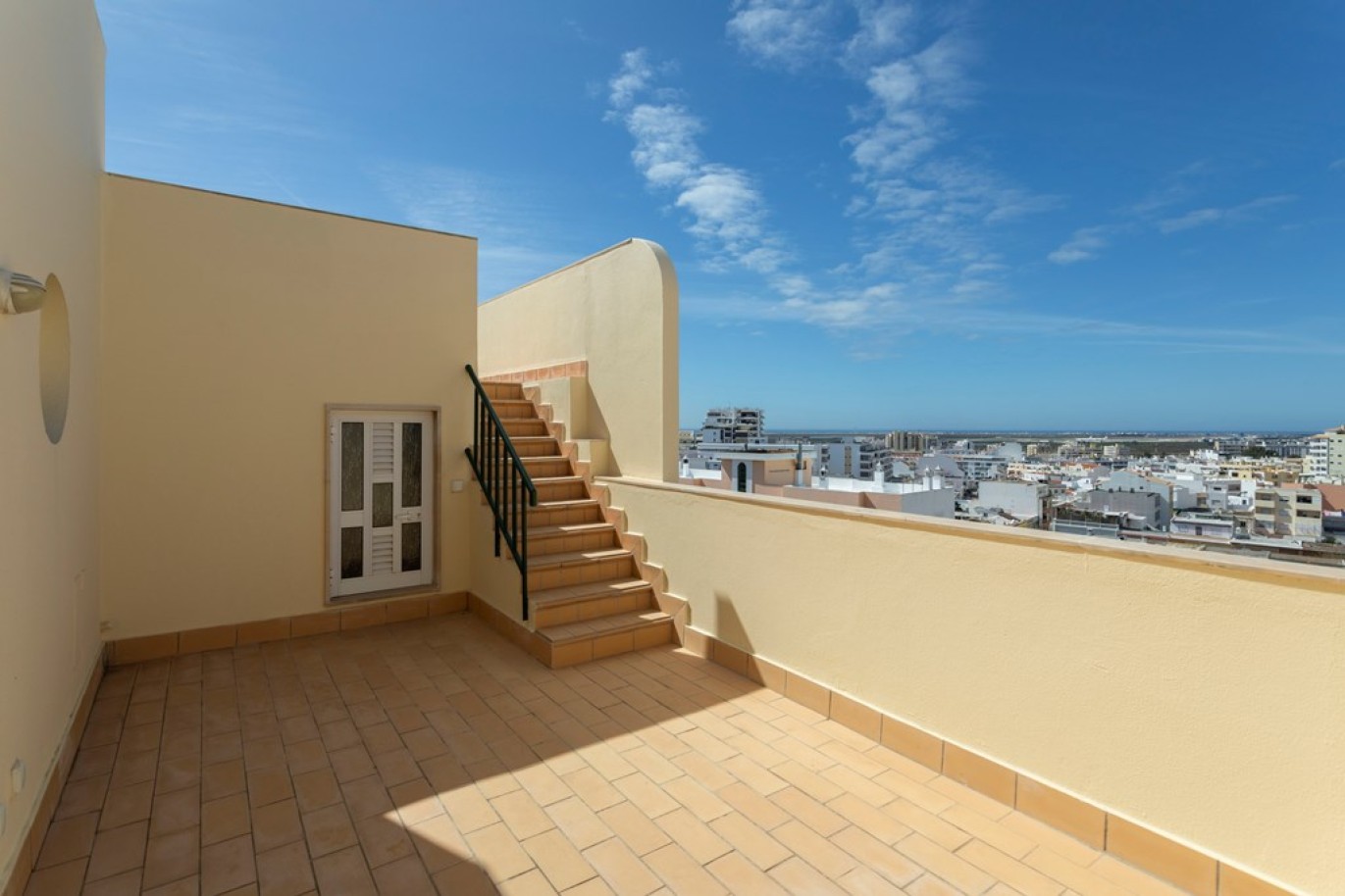 Fantástico ático de 5 dormitorios en venta en Faro, Algarve_256865