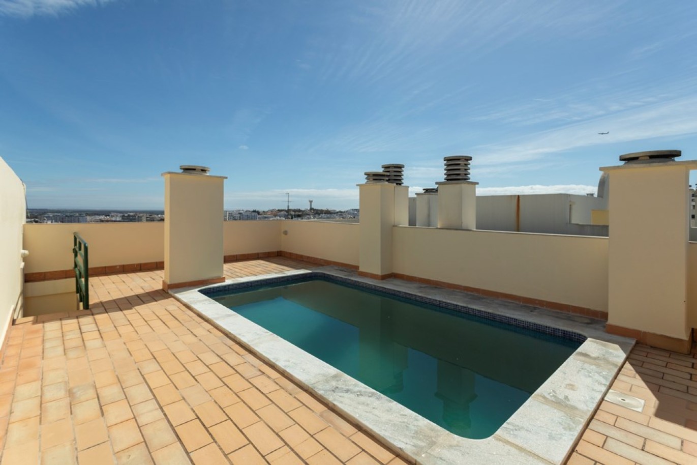 Fantástico ático de 5 dormitorios en venta en Faro, Algarve_256866