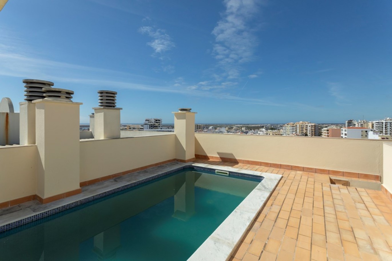 Fantástico ático de 5 dormitorios en venta en Faro, Algarve_256868