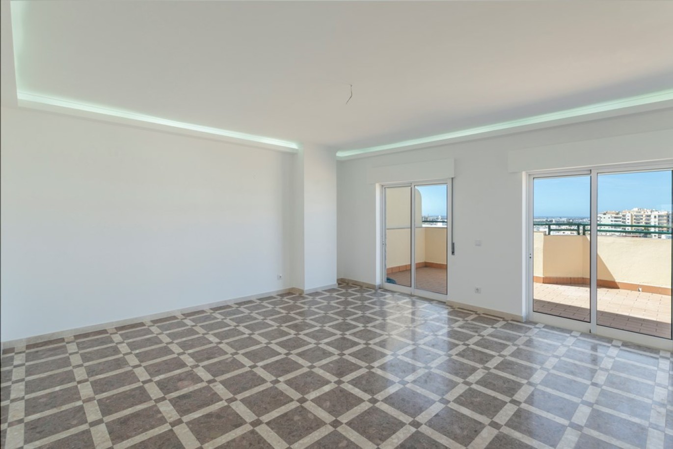 Fantástico ático de 5 dormitorios en venta en Faro, Algarve_256871