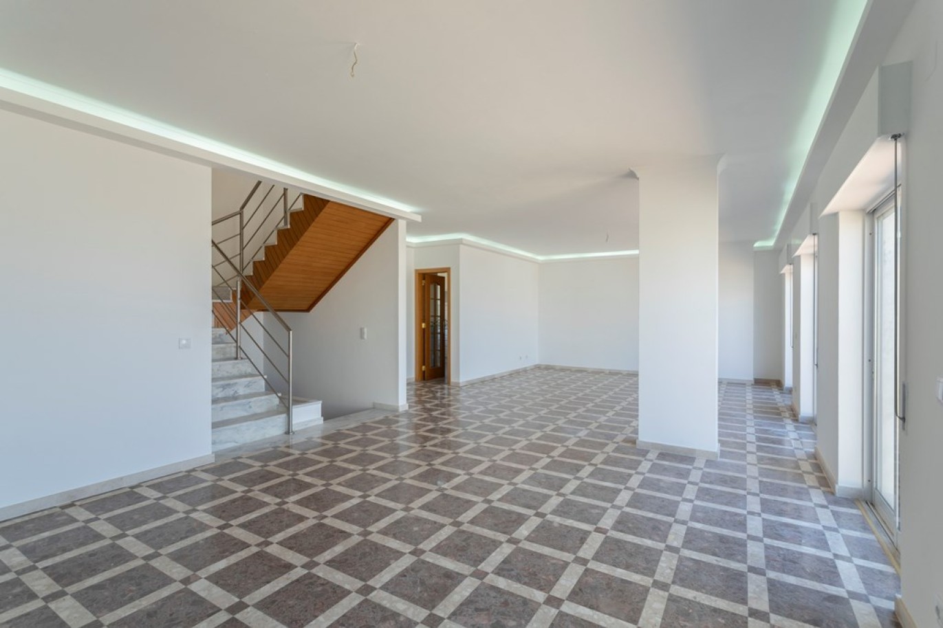 Fantástico ático de 5 dormitorios en venta en Faro, Algarve_256872