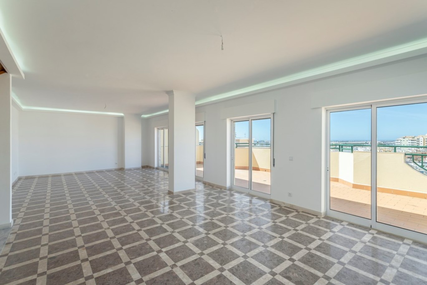 Fantástico ático de 5 dormitorios en venta en Faro, Algarve_256873