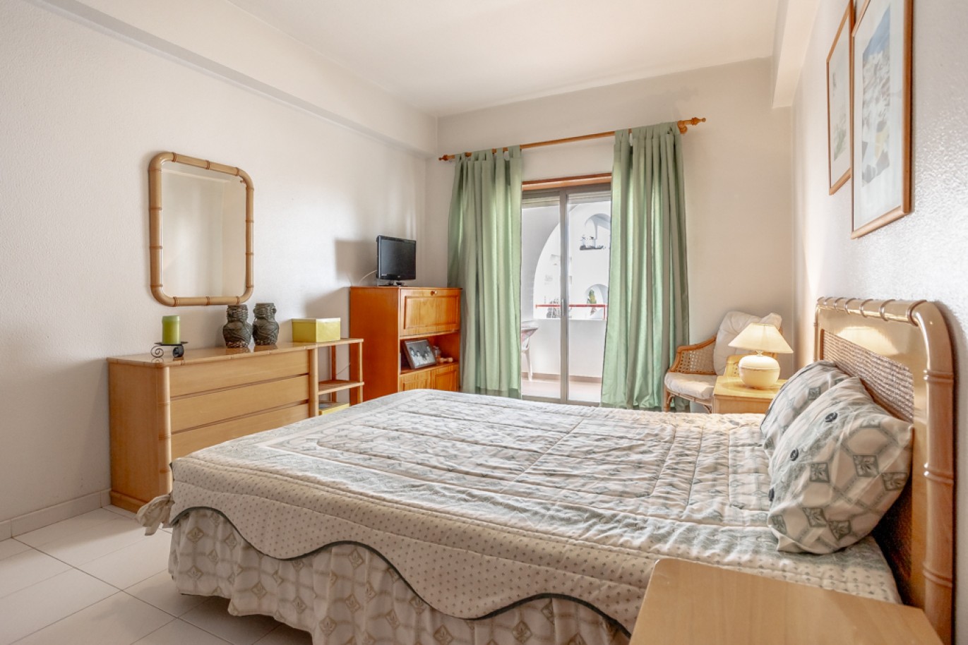 Apartamento com 1+1 quartos, com vista mar, para venda em Porches, Algarve_257040