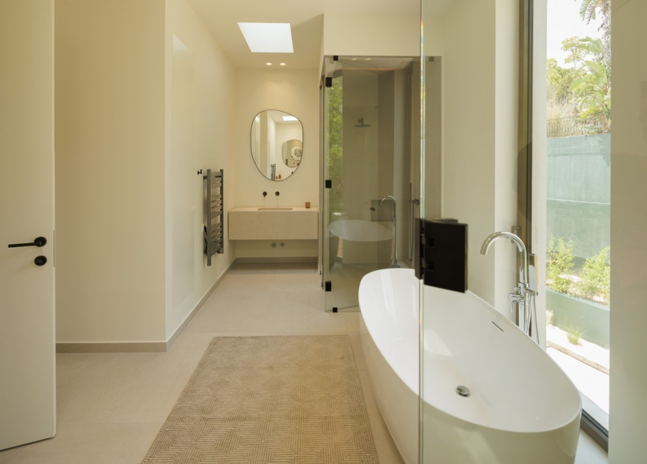 Fantastic modern 4+1-bedroom villa for sale in Quinta do Lago, Algarve_261484
