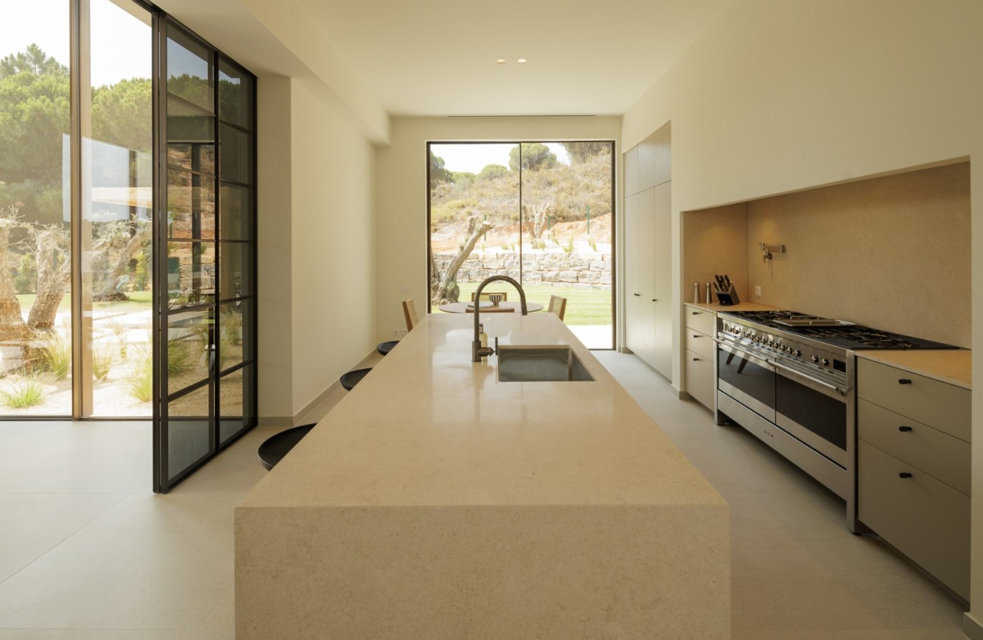 Fantastic modern 4+1-bedroom villa for sale in Quinta do Lago, Algarve_261497