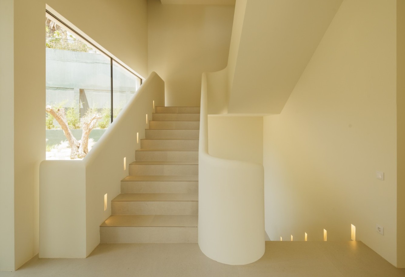 Fantastic modern 4+1-bedroom villa for sale in Quinta do Lago, Algarve_261504