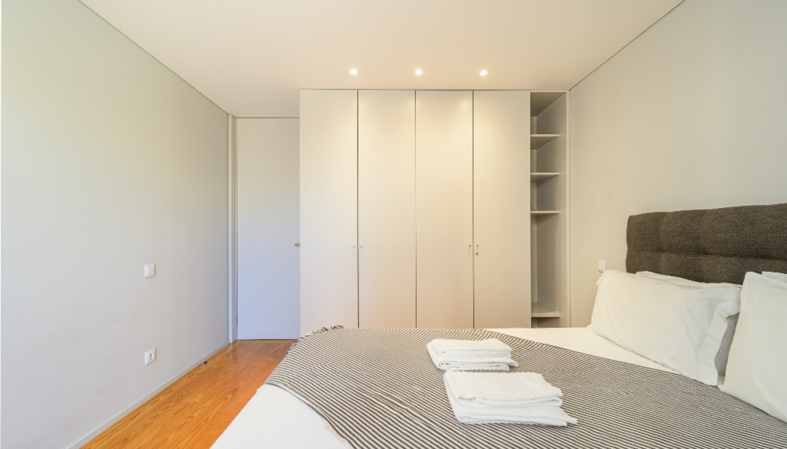 Ein-Schlafzimmer-Wohnung mit Garage, zu verkaufen, Zentrum Porto, Portugal_261838