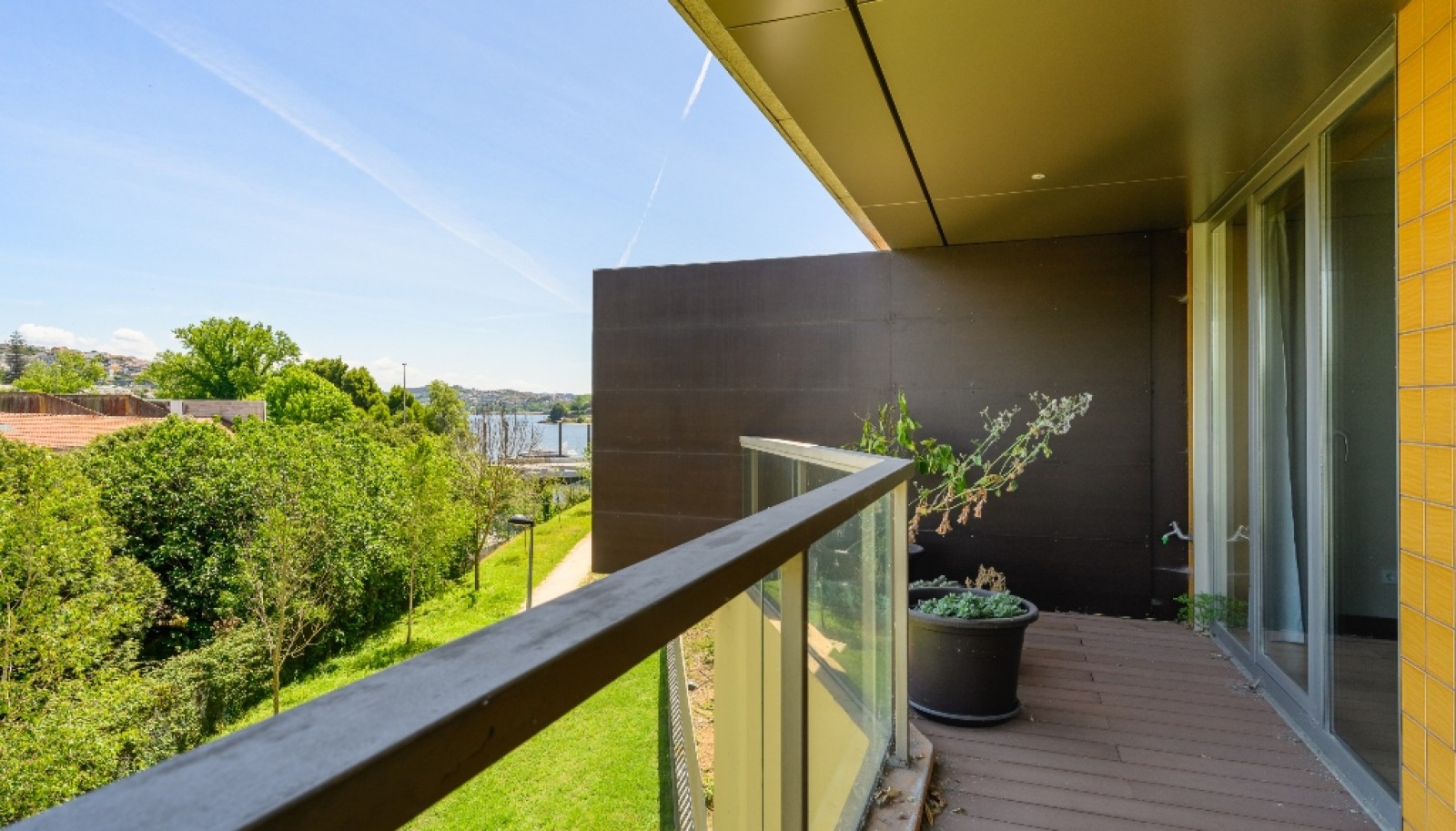 Apartamento moderno com varanda e vistas rio, para venda, no Porto_263955