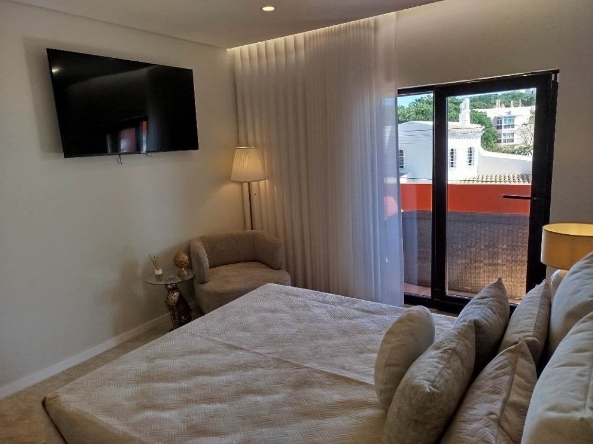 Large 4-bedroom villa with pool for sale in Vilamoura, Algarve_264144