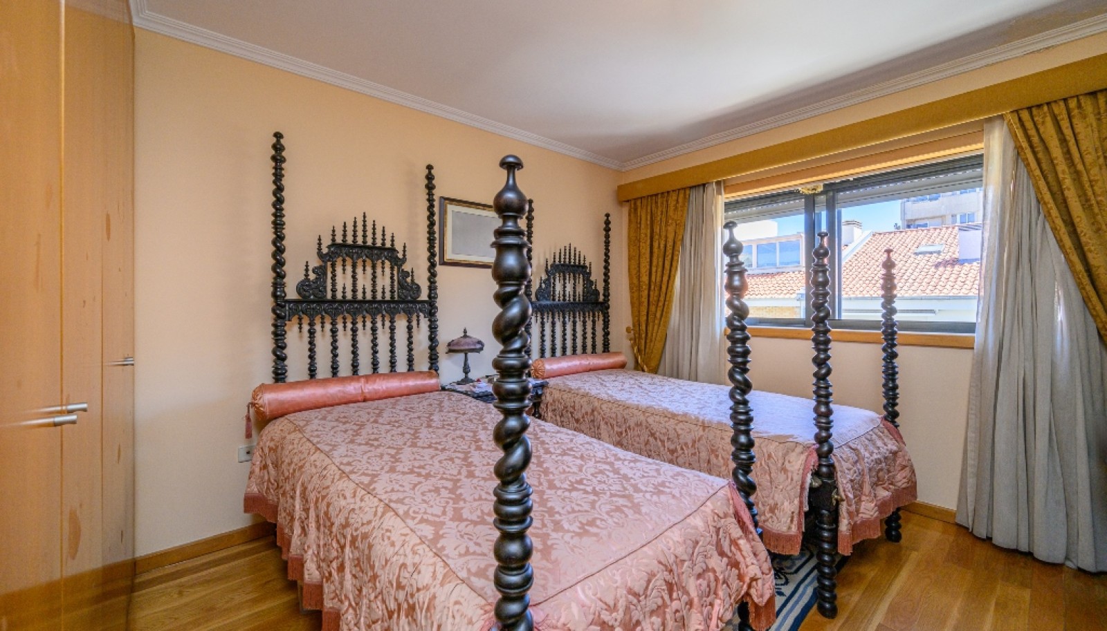 Villa de 4 dormitorios con patio y balcón, en venta, Matosinhos, Portugal_265735