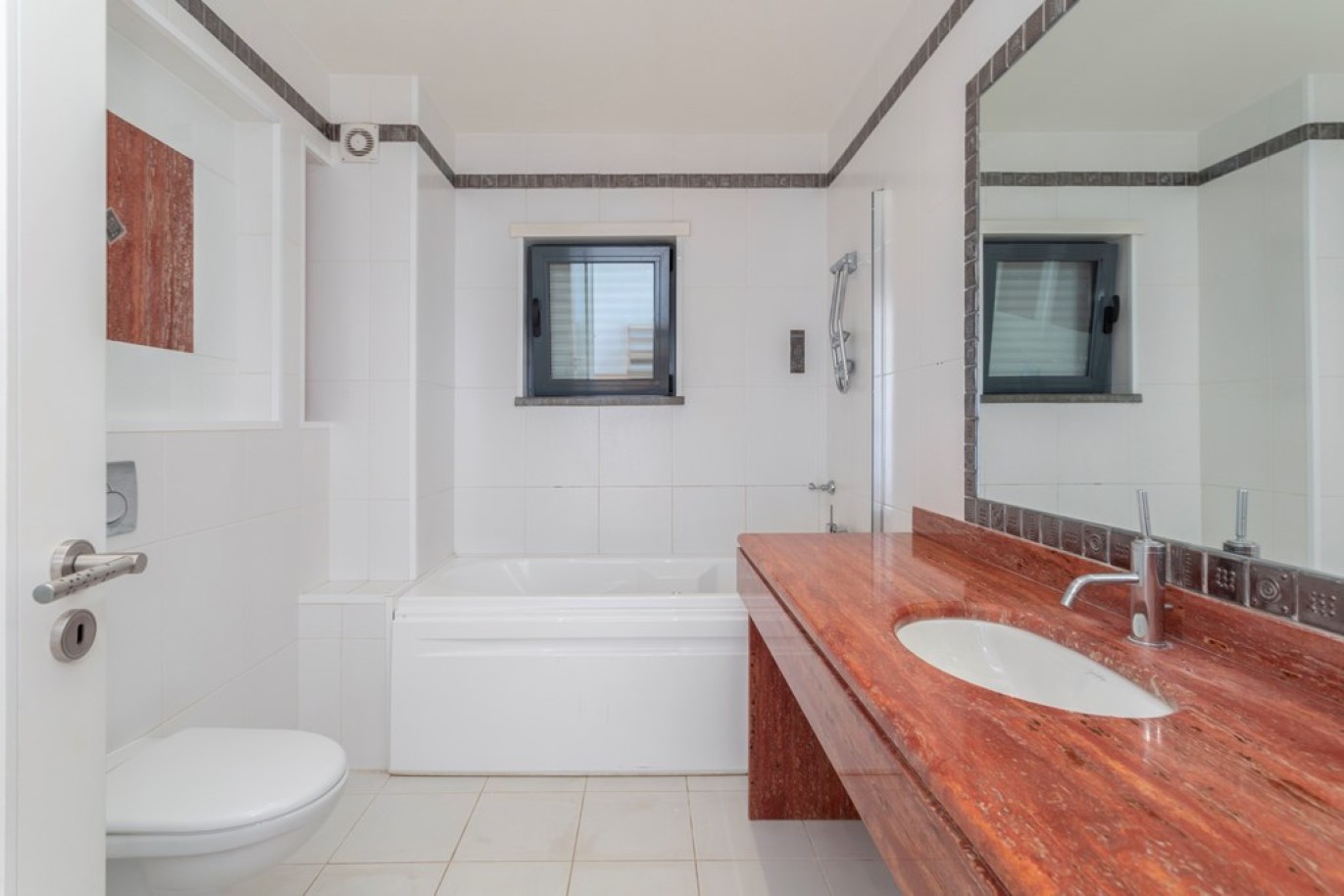 Fantástica villa independiente de 3 dormitorios en venta en Tavira, Algarve_267337