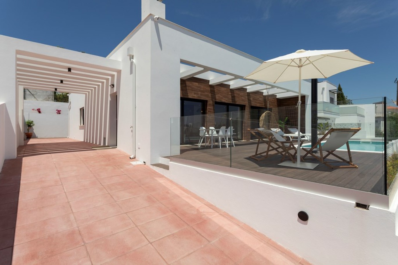 Moderna moradia térrea V3 com piscina, para venda em Altura, Algarve_272688