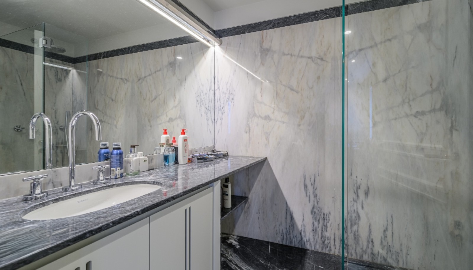 Luxuriöse 3-Schlafzimmer-Wohnung mit Balkonen,  zu mieten, Porto, Portugal_280209
