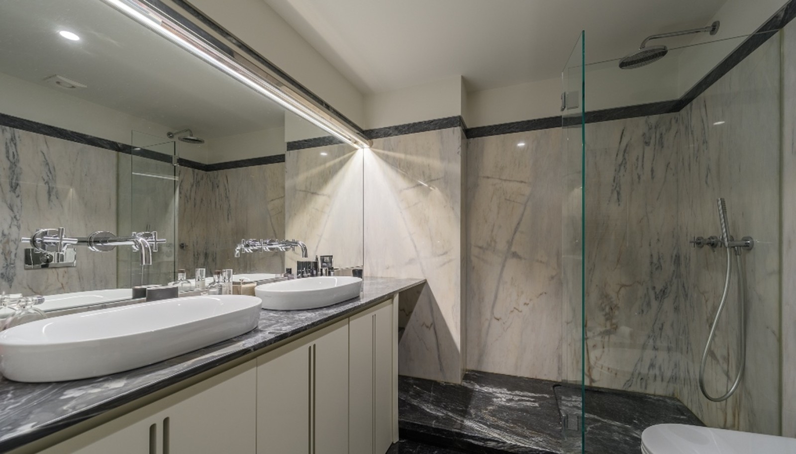 Luxuriöse 3-Schlafzimmer-Wohnung mit Balkonen,  zu mieten, Porto, Portugal_280214