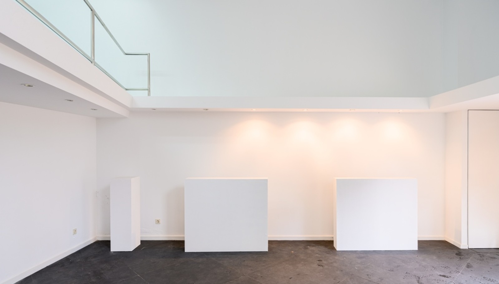 Store with two fronts, for rent, in the center of Porto, Portugal_289748
