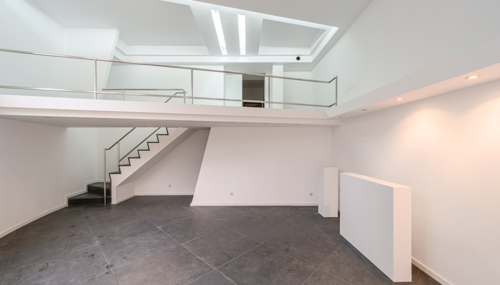 Store with two fronts, for rent, in the center of Porto, Portugal_289750
