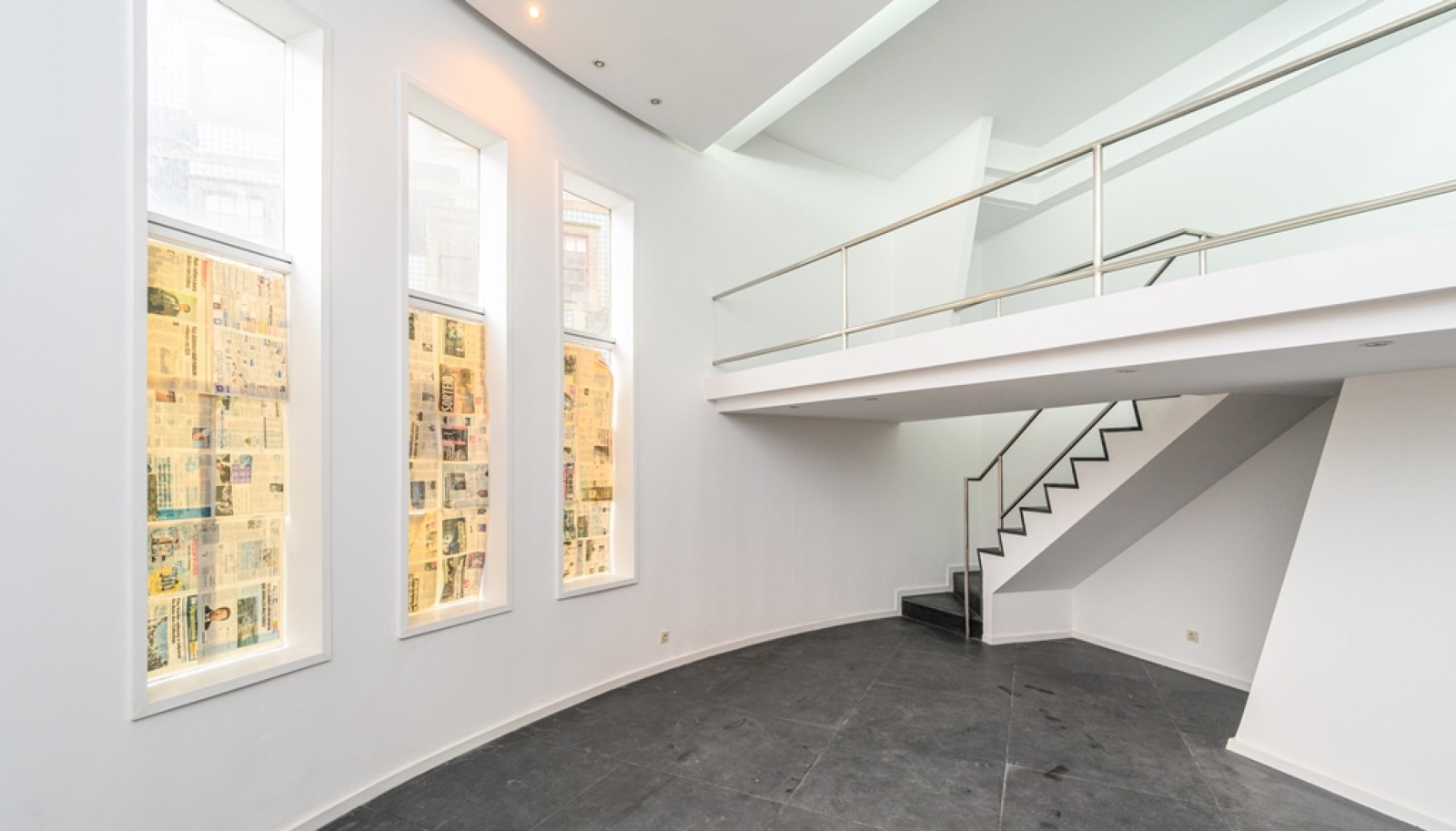 Store with two fronts, for rent, in the center of Porto, Portugal_289751