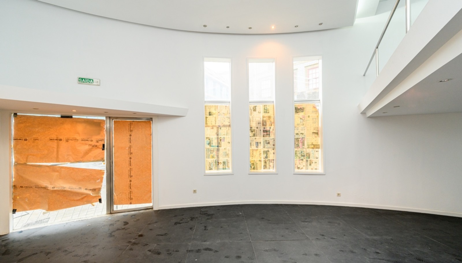 Store with two fronts, for rent, in the center of Porto, Portugal_289752