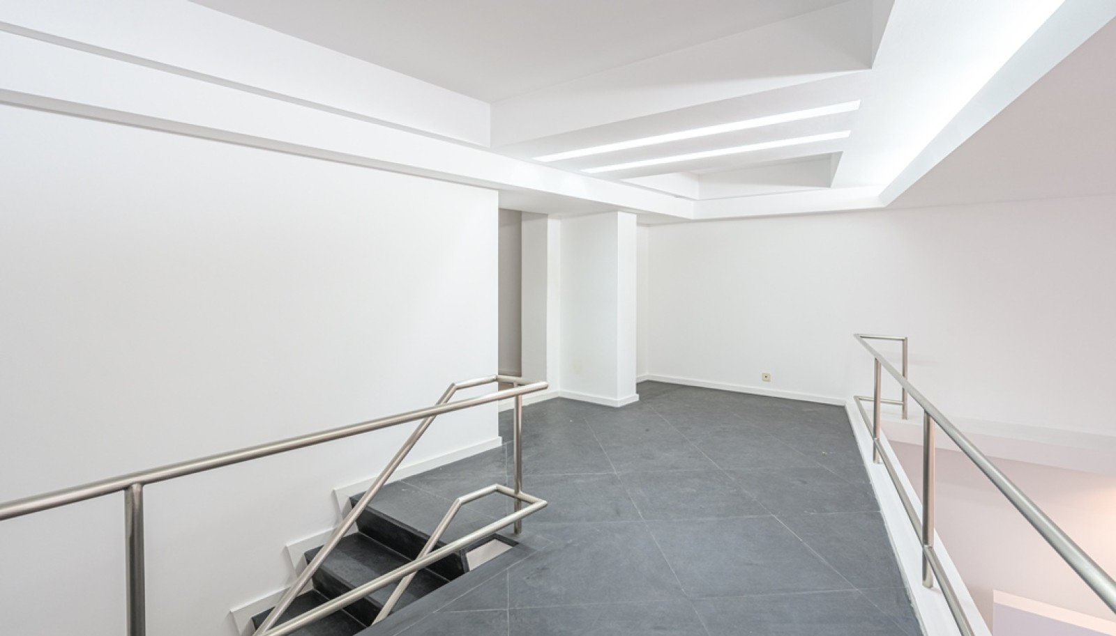 Store with two fronts, for rent, in the center of Porto, Portugal_289754