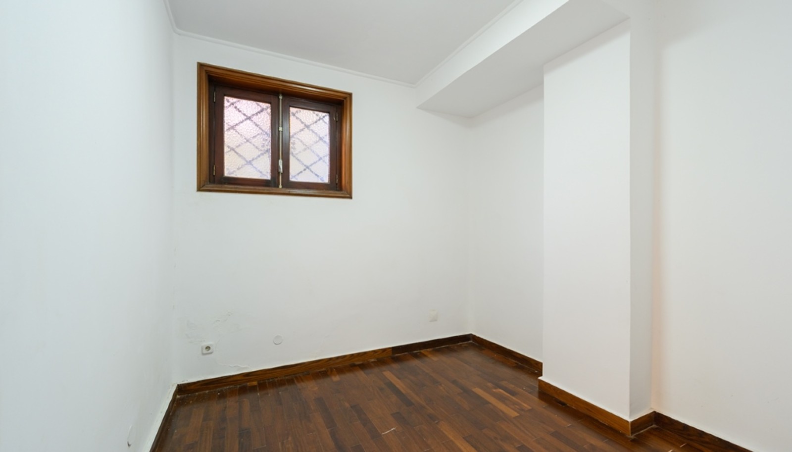 Store with two fronts, for rent, in the center of Porto, Portugal_289759