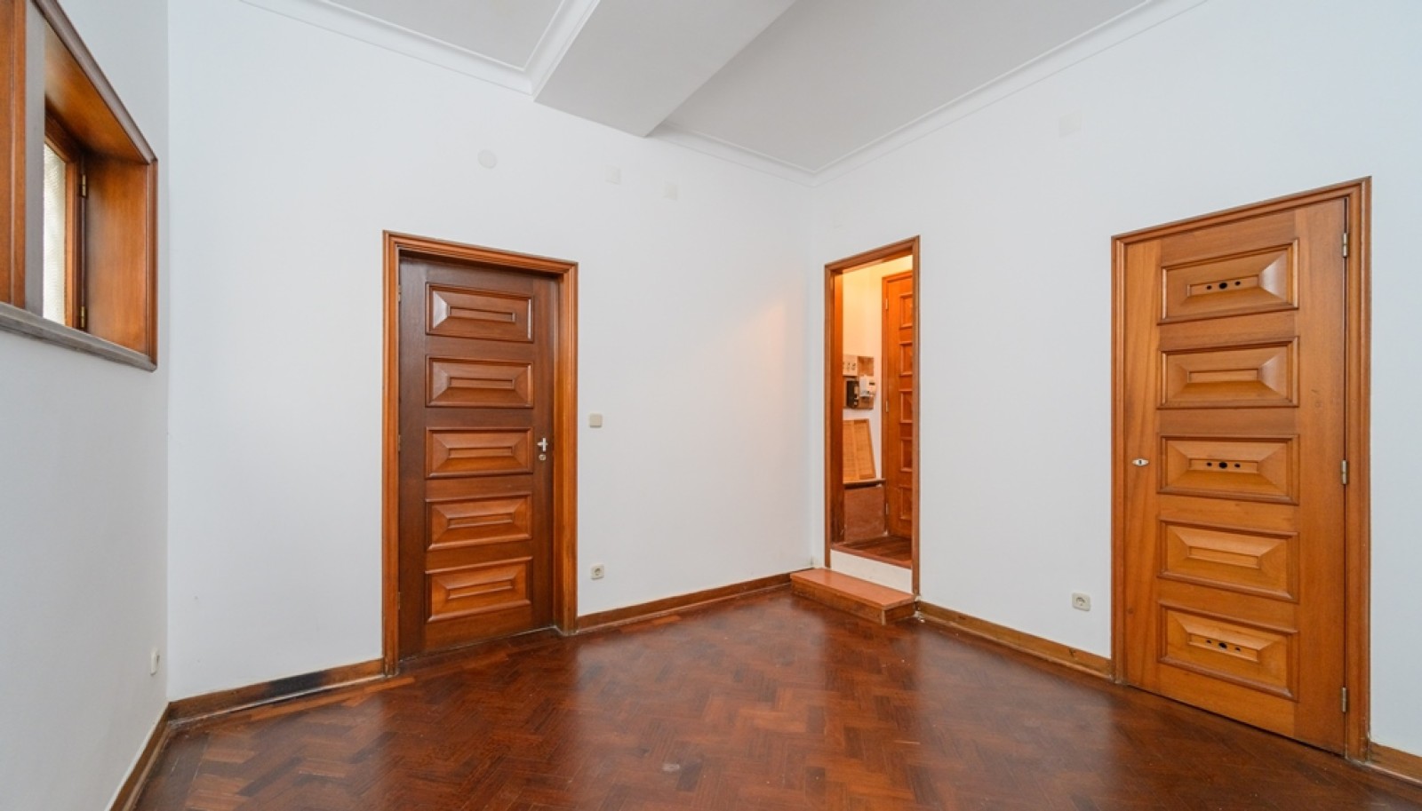 Store with two fronts, for rent, in the center of Porto, Portugal_289760
