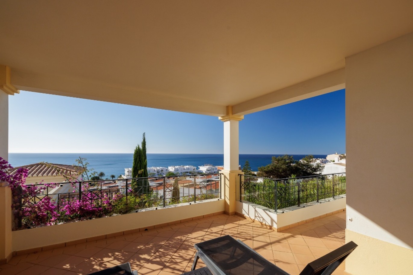 Villa amueblada con vistas al mar en venta en Salema, Algarve,Portugal_297691