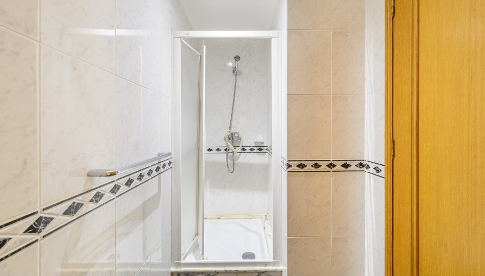 Three bedroom apartment with sea views, to rent in Canidelo, Portugal_310750