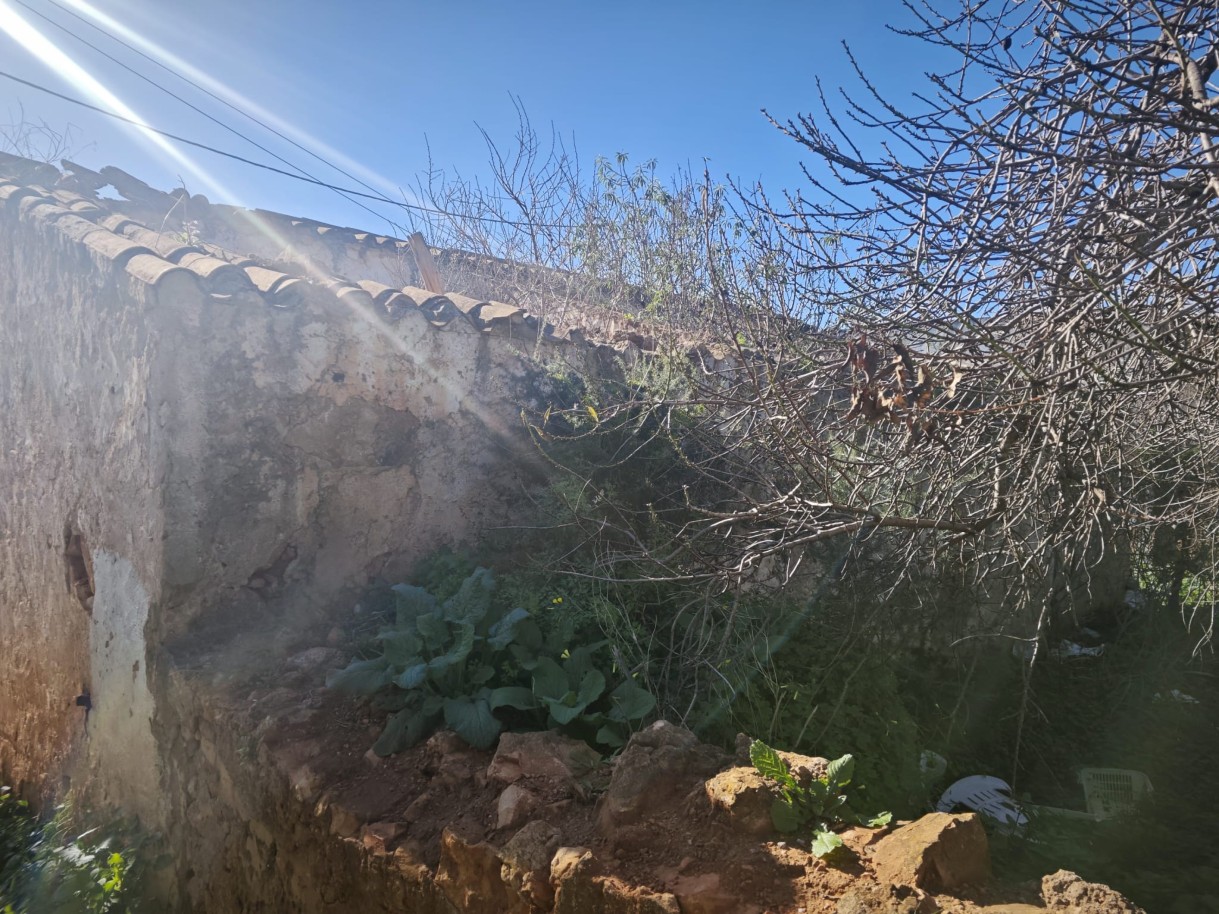 Terreno urbano com ruína, para venda em Alcantarilha, Algarve_313098