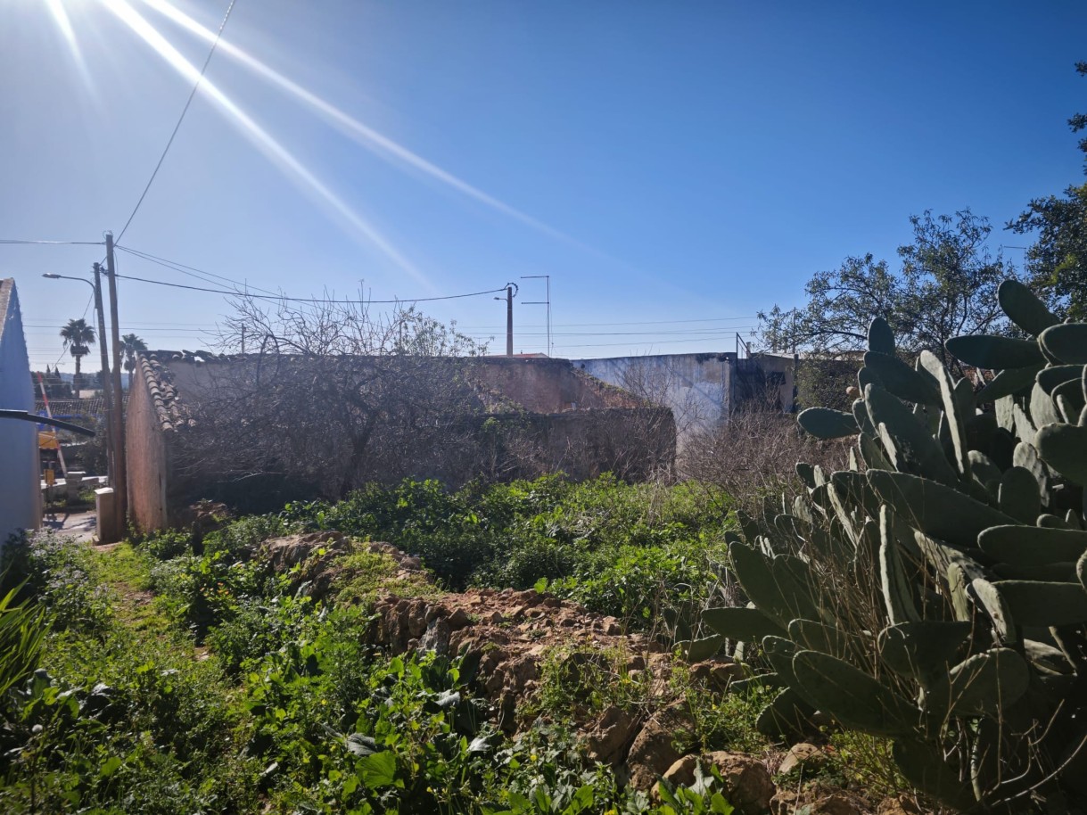 Terreno urbano com ruína, para venda em Alcantarilha, Algarve_313103