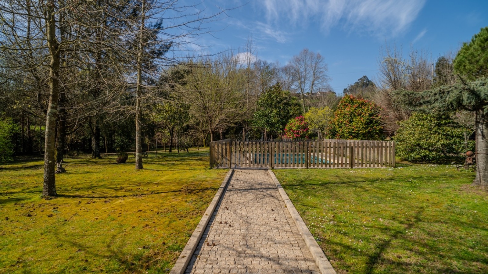 Moradia térrea V3 com piscina e jardim à venda em Lousada_317795