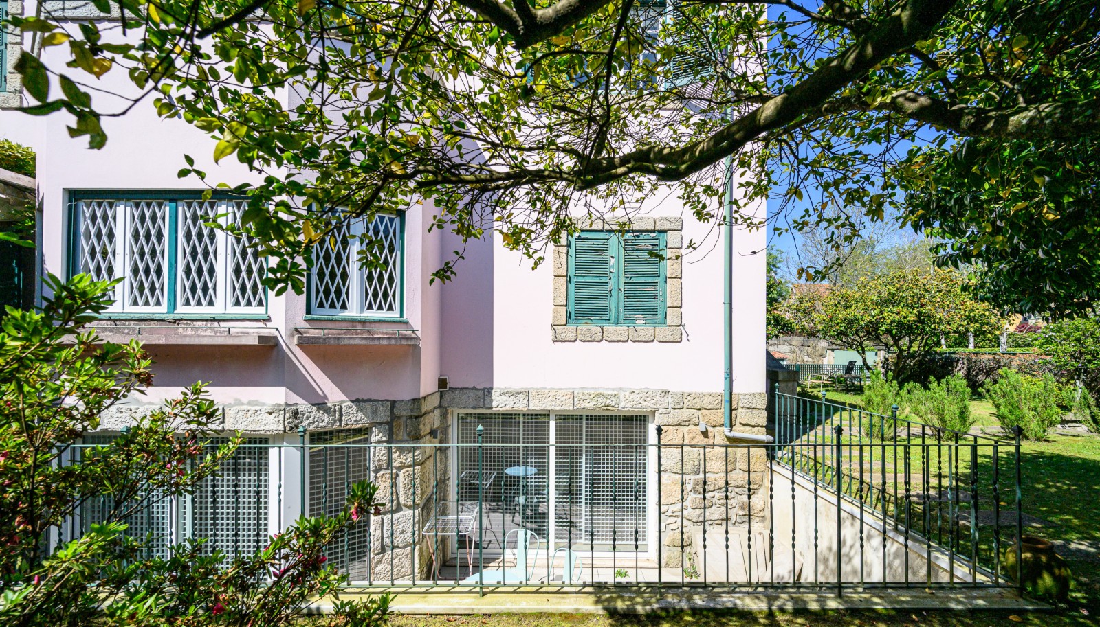 Six-bedroom villa with garden for sale in Campo Alegre, Porto, Portugal_322173