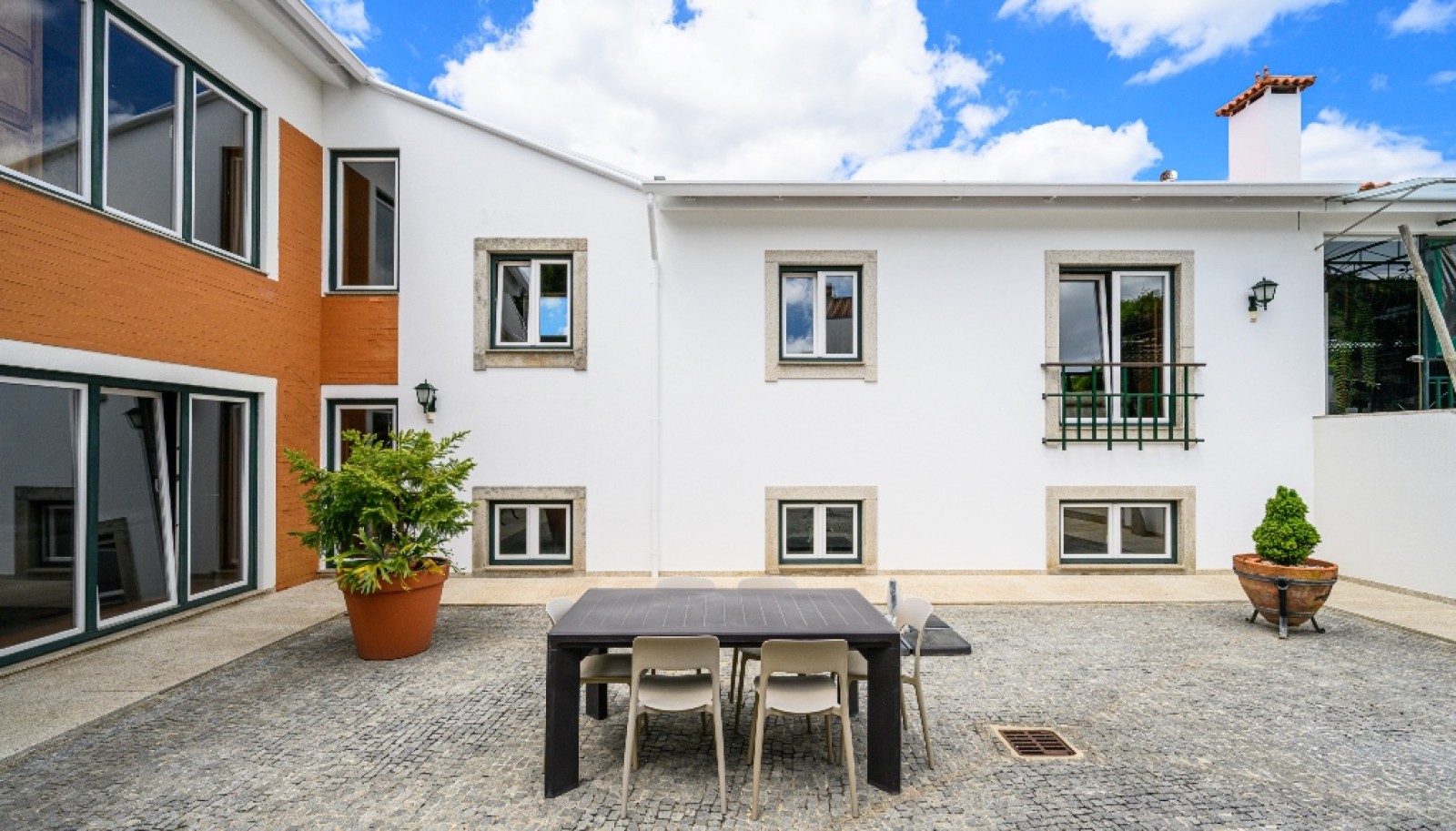 Three bedroom villa with garden for sale in Paços de Brandão, Portugal_323231