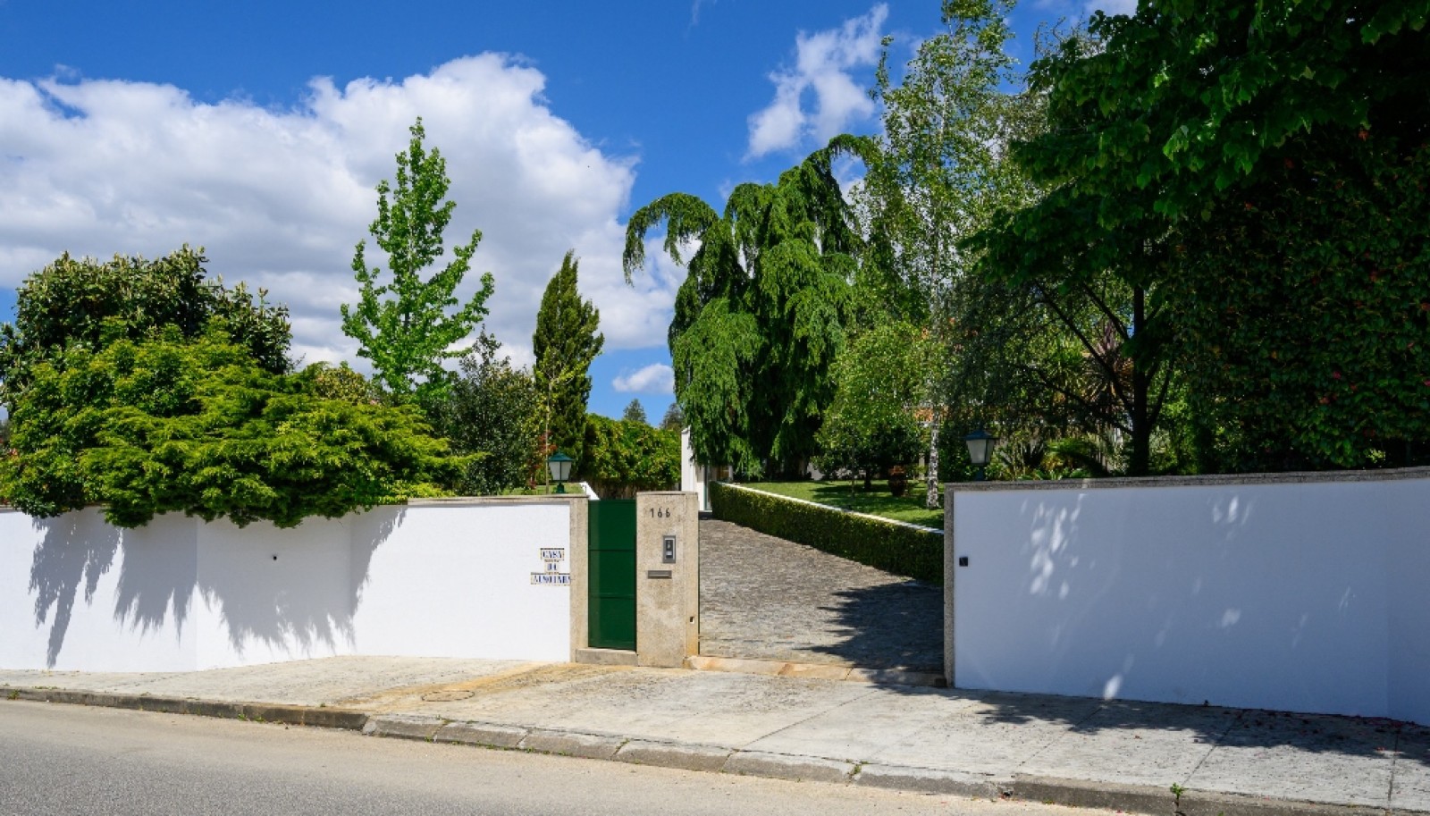 Three bedroom villa with garden for sale in Paços de Brandão, Portugal_323262