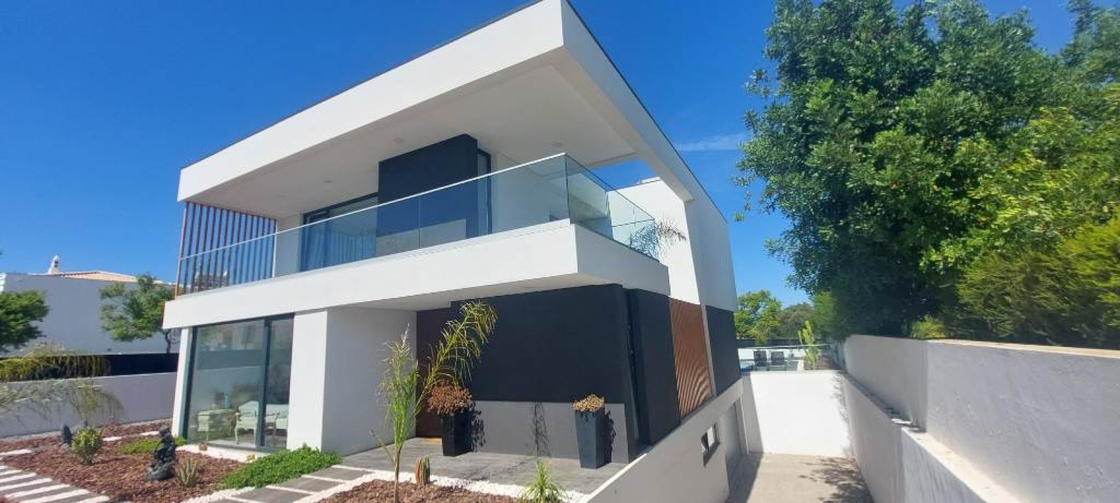 Modern 4-bedroom villa with pool for sale Portimão, Algarve, Portugal_324335