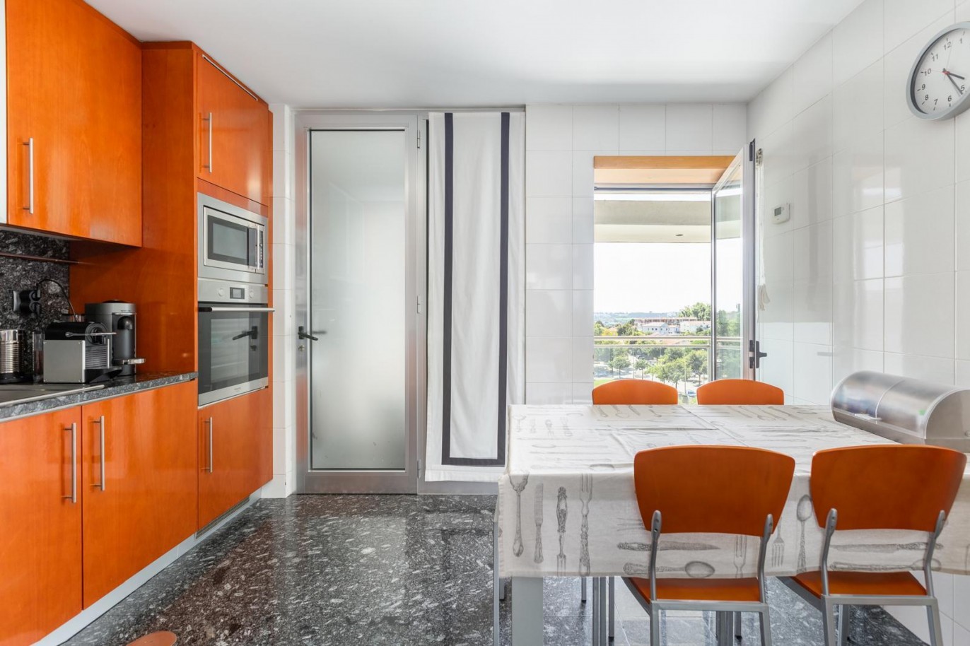 Apartamento de 4+1 quartos com varanda à venda na Maia, Portugal_325022