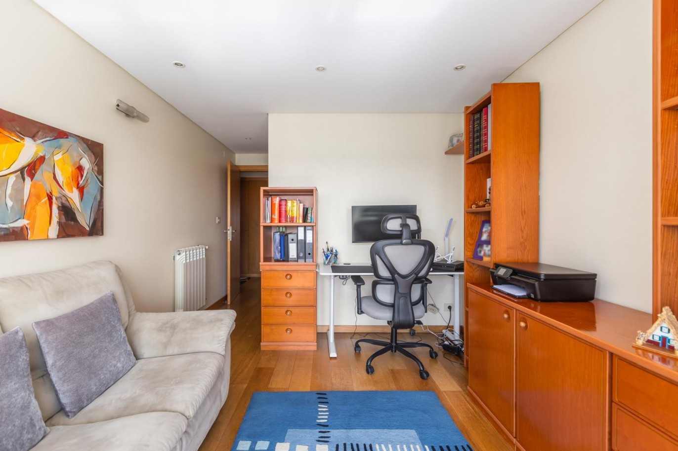 Apartamento de 4+1 quartos com varanda à venda na Maia, Portugal_325032