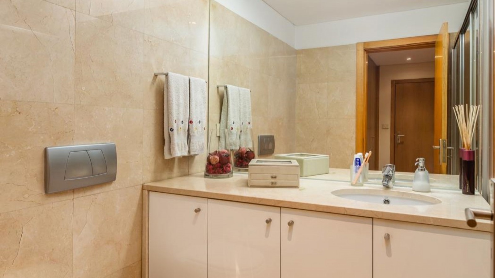 Apartamento de 4+1 quartos com varanda à venda na Maia, Portugal_325048