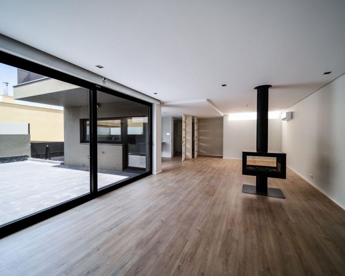 Three+one bedroom villa with sea views in Madalena, Gaia, Portugal_325064