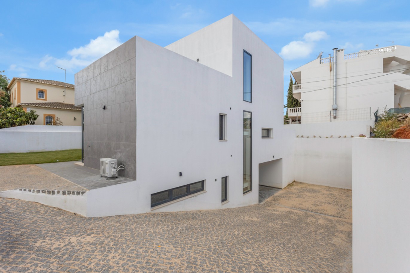 Modern 3-bedroom Villa with pool for sale in Lagos, Algarve, Portugal_325247