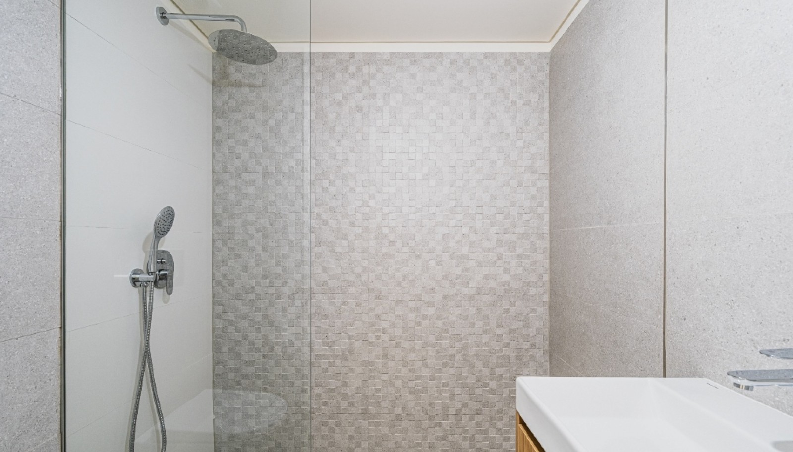 Neue Wohnung mit Balkon, zu verkaufen, im Zentrum von Porto, Portugal_325779