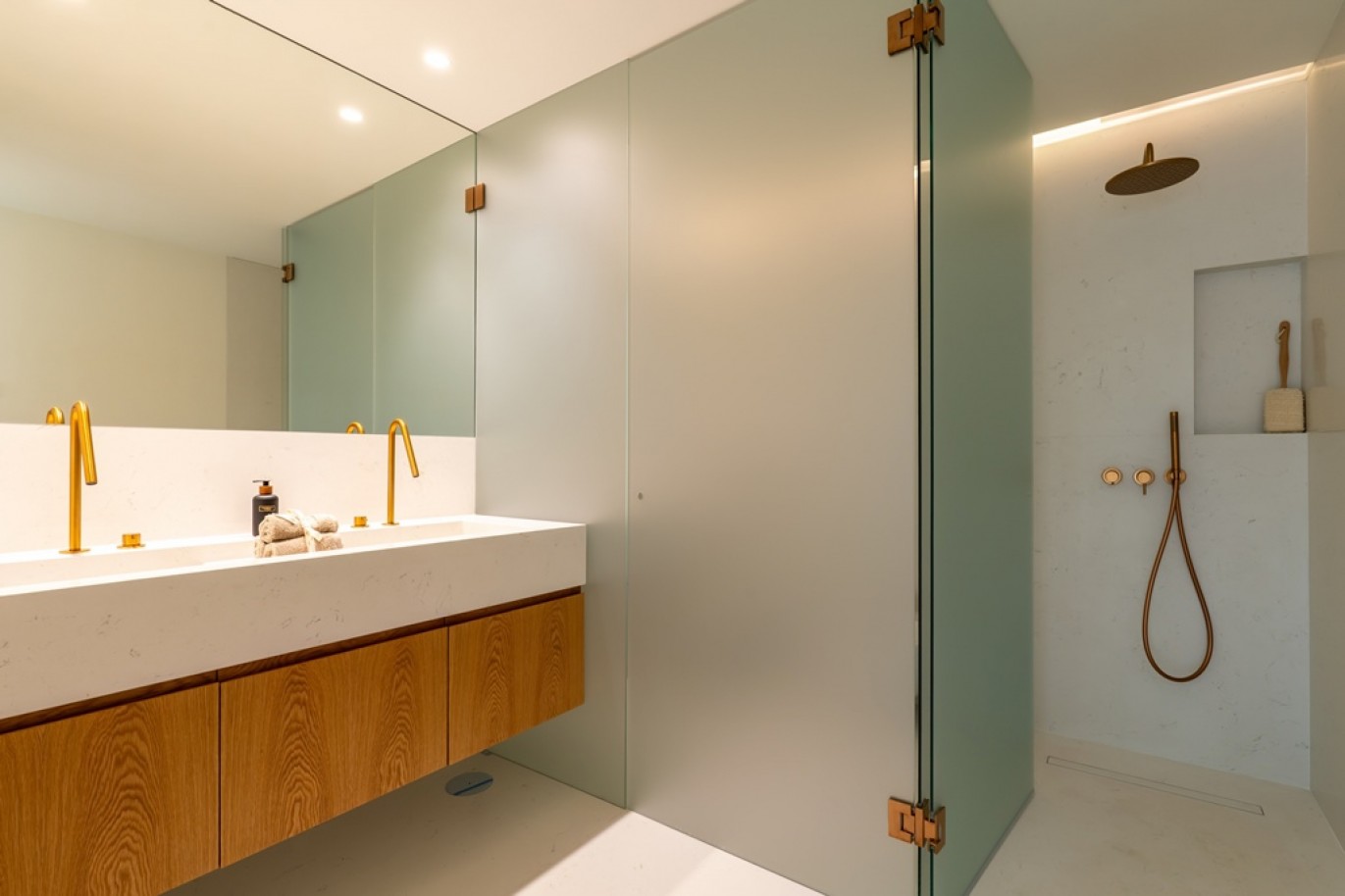 Moradia V4+1 com jardim e varandas em condomínio de luxo no Foco, Porto_328761