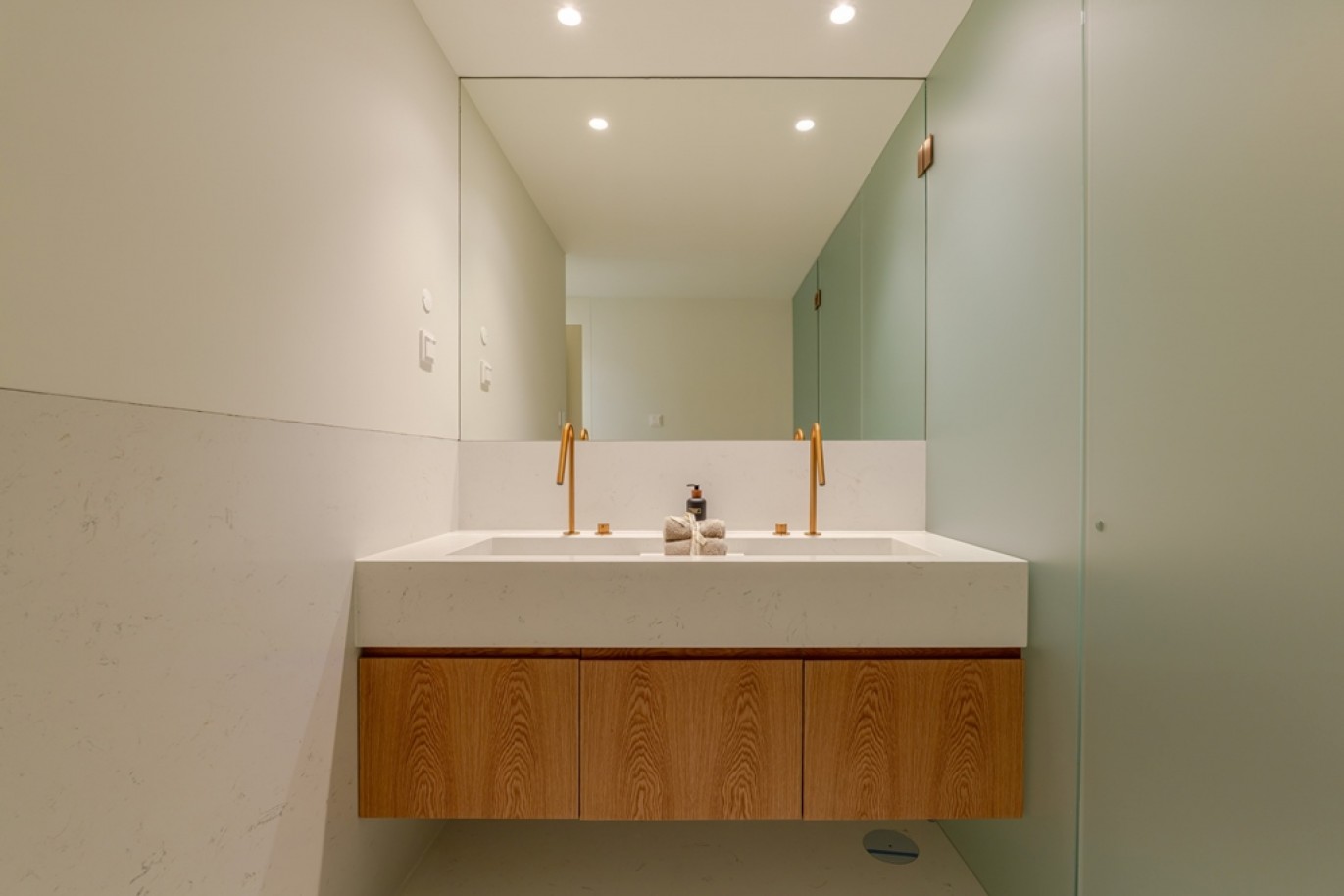 Moradia V4+1 com jardim e varandas em condomínio de luxo no Foco, Porto_328860
