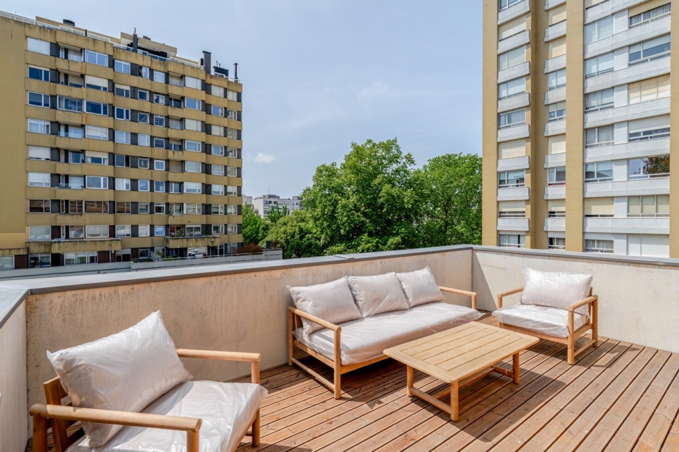 Moradia V4+1 com jardim e varandas em condomínio de luxo no Foco, Porto_329061